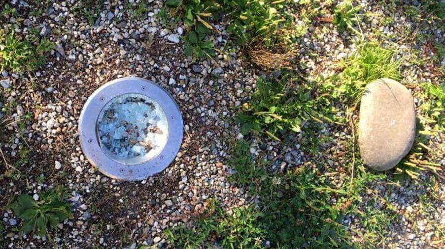 Spaccati i faretti nel giardino pubblico