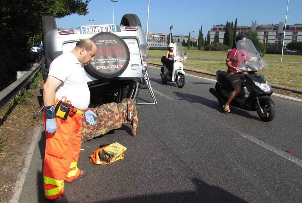 Urta contro un’auto e si ribalta Finisce in ospedale un 62enne