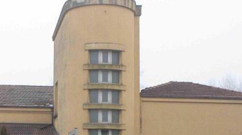 Aggredisce e ferisce due carabinieri