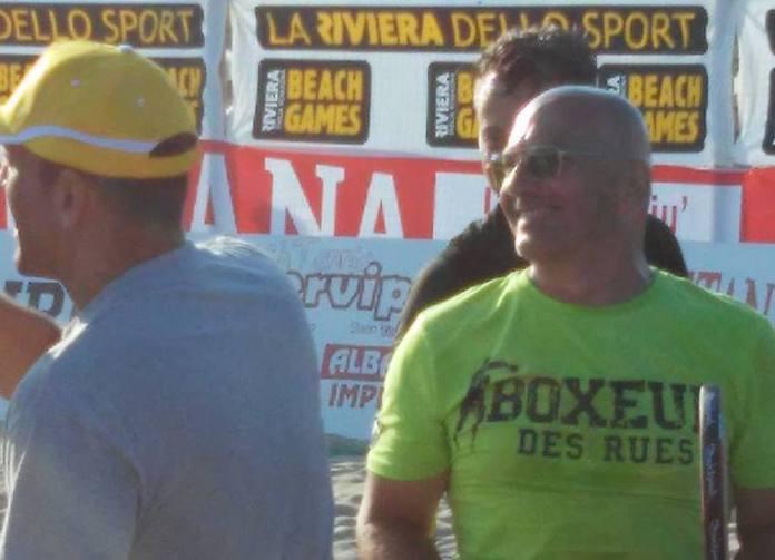 Continuano le grandi sfide tra vip e fan sulla spiaggia 