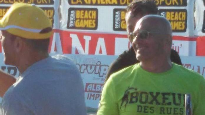 Continuano le grandi sfide tra vip e fan sulla spiaggia