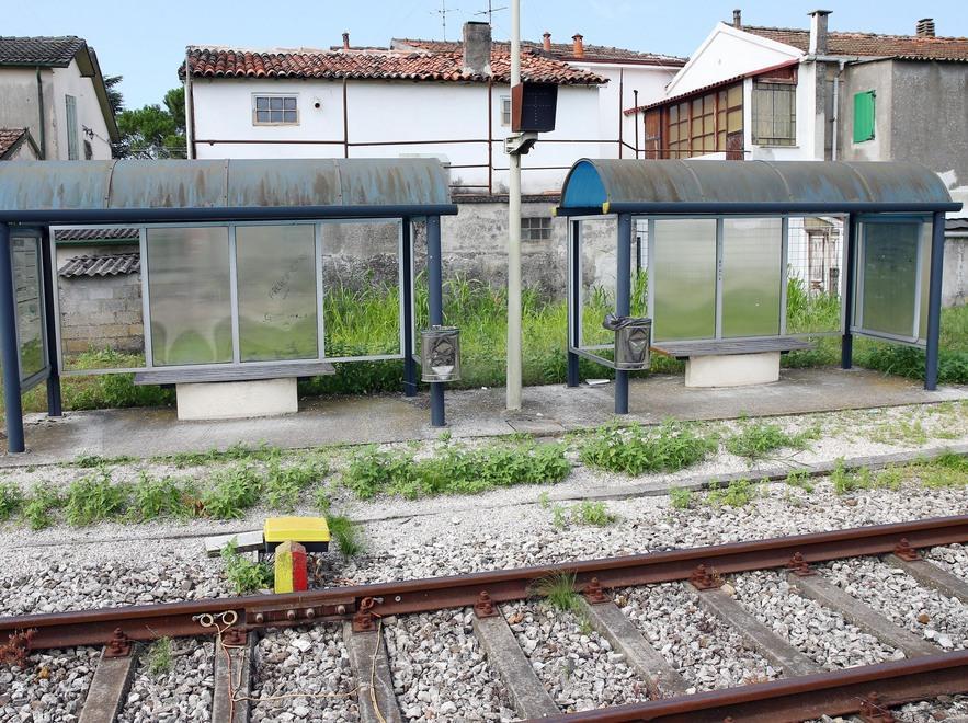 «Al posto della stazione ci sono due pensiline» 