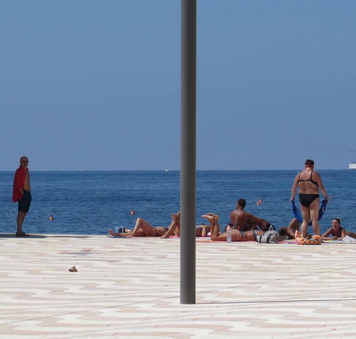 Scoglio della Regina, in attesa del polo universitario diventa uno stabilimento balneare fai da te 