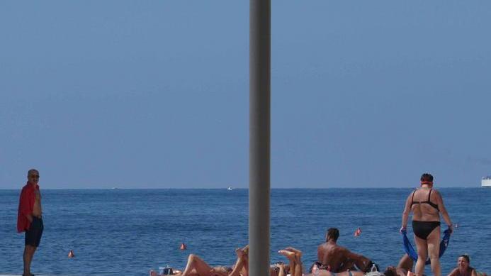 Scoglio della Regina, in attesa del polo universitario diventa uno stabilimento balneare fai da te