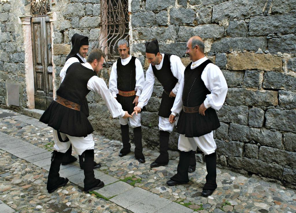 Un gruppo di giocatori di morra col costume tradizionale sardo