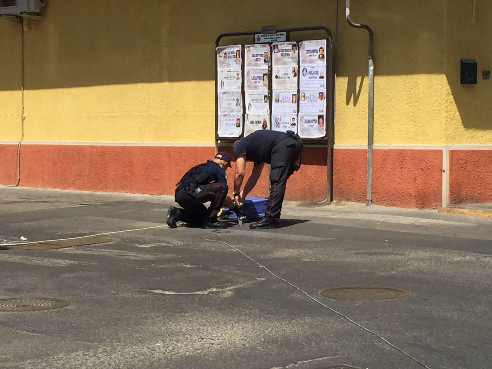 La squadra antisabotaggio in piazza IV Novembre (foto Mario Rosas)