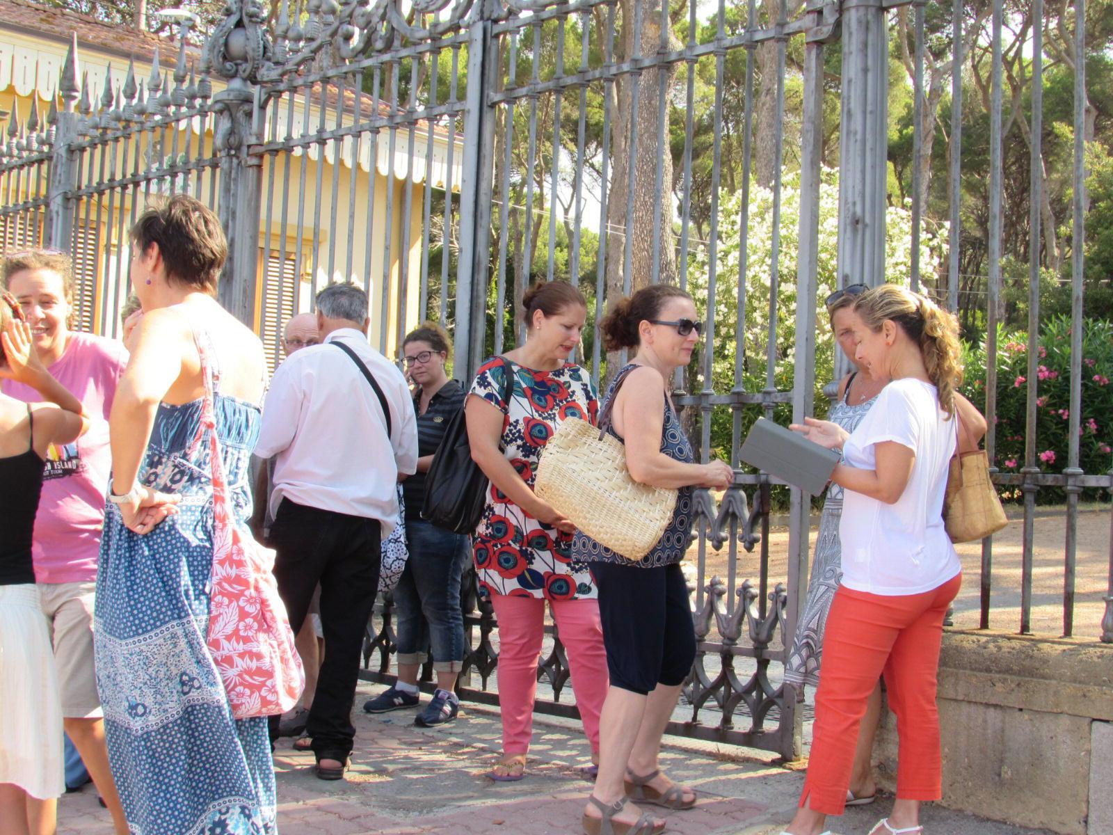 Alcuni dei genitori che si sono ritrovati davanti a villa Corridi (Pentafoto)