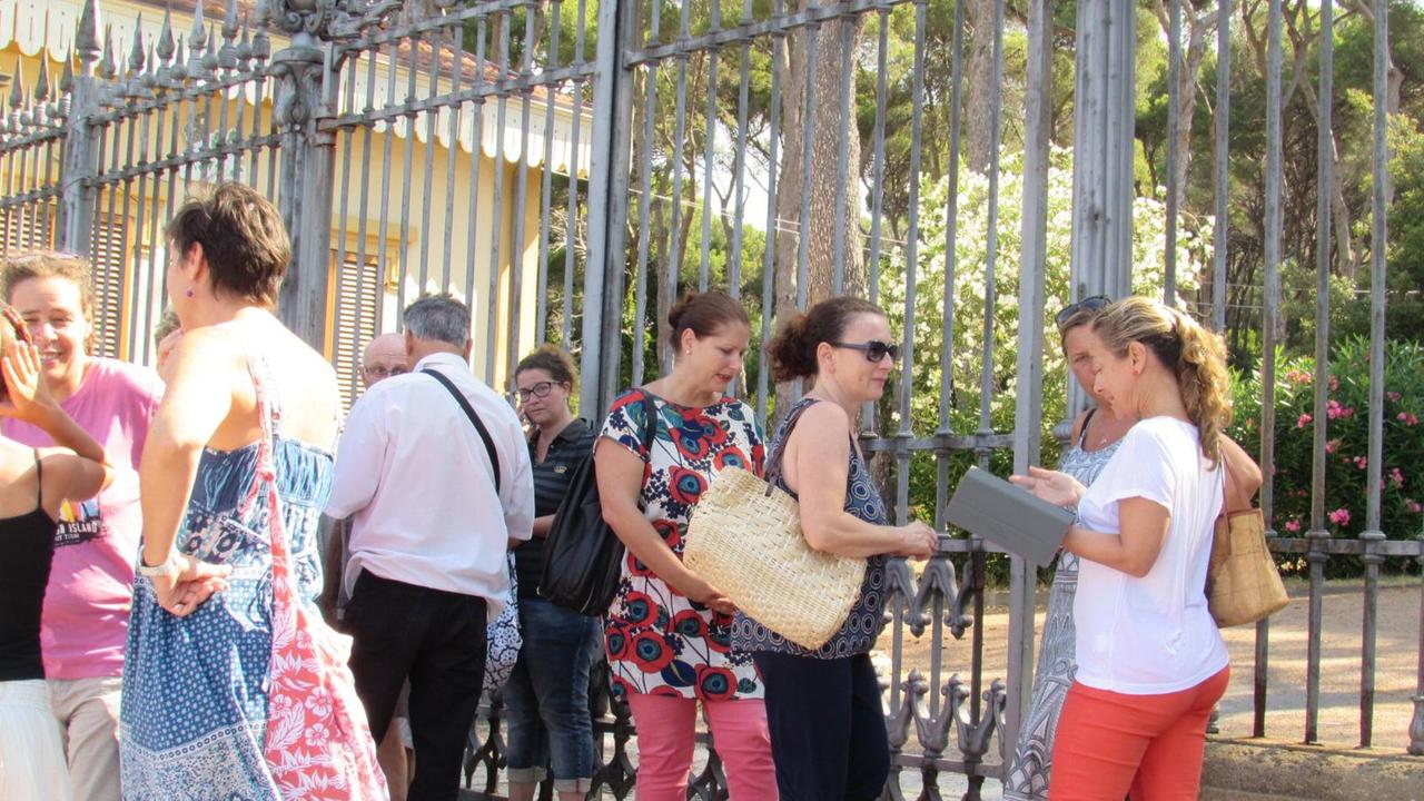 Alcuni dei genitori che si sono ritrovati davanti a villa Corridi (Pentafoto)