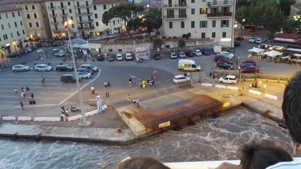 La nave ormeggia all'Alto Fondale di Portoferraio