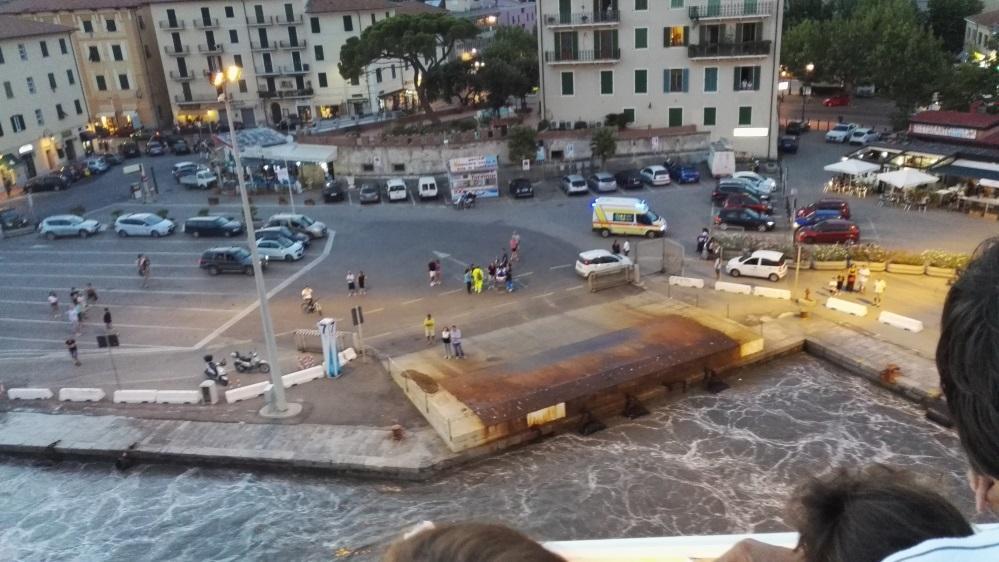 La nave ormeggia all'Alto Fondale di Portoferraio