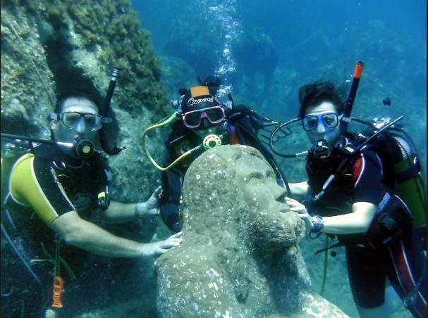 Sinnai, la benedizione subacquea del Cristo a sette metri di profondità