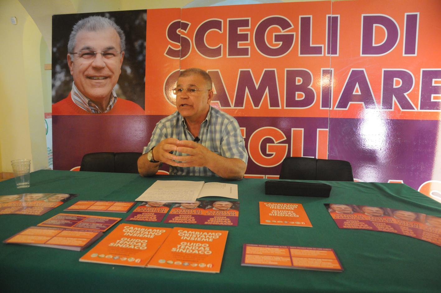 Guido  Tendas in campagna elettorale