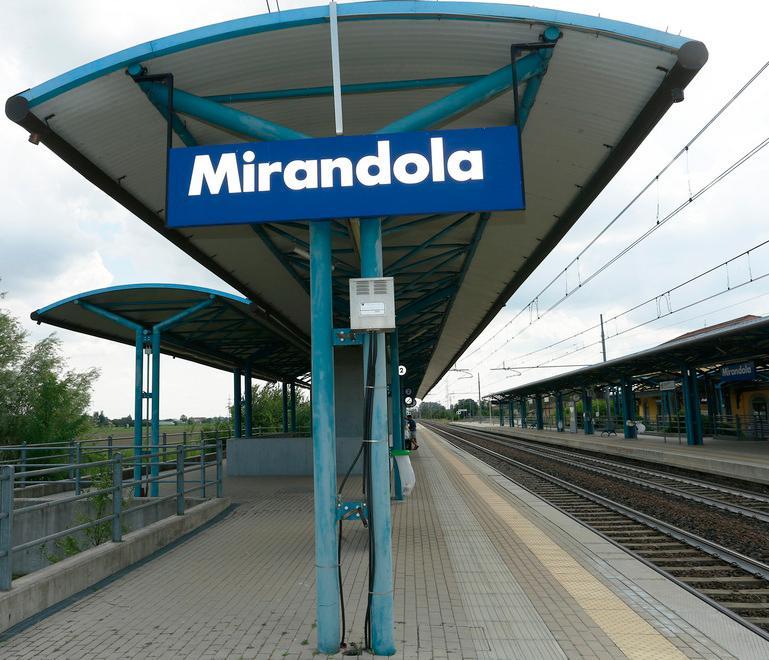 Alla stazione di Mirandola i ladri smontano cento metri di grondaie in rame 