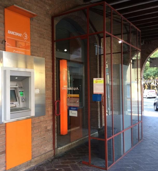 Ruba bancomat e telefona alla vittima a Castelnuovo