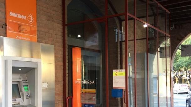 Ruba bancomat e telefona alla vittima a Castelnuovo