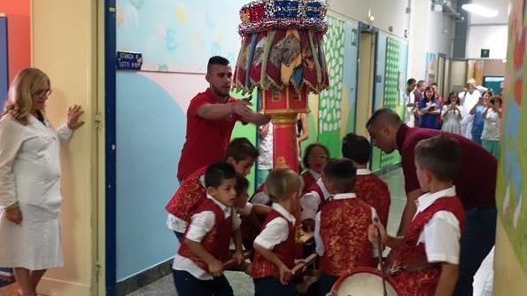 Il mini candeliere balla tra i pazienti di Pediatria