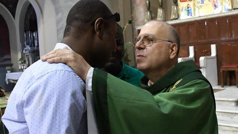 Abbraccio di fratellanza tra cattolici e musulmani