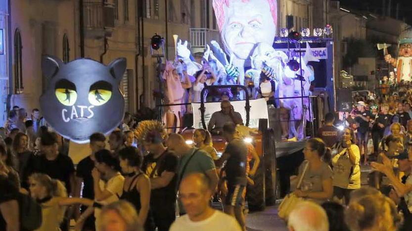 A Marina di Pisa il Carnevale estivo