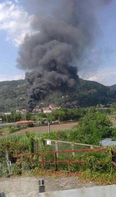 Un altro incendio devasta la ditta Costa Paura nube tossica 