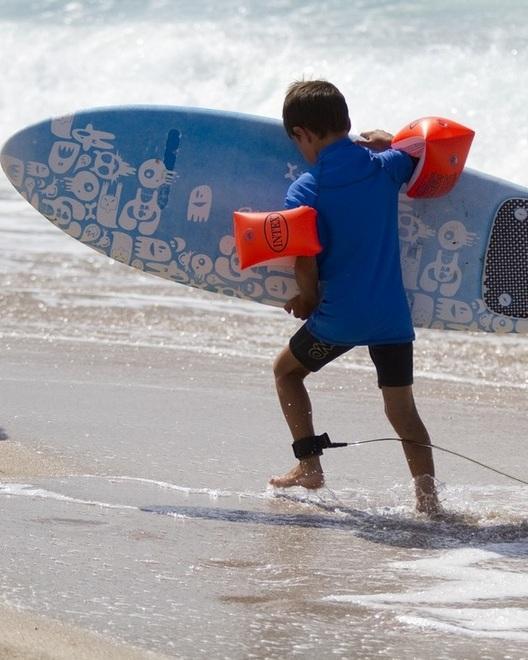Grandi onde, piccoli surfisti a Trinità Domani il Nesos King of Grommets