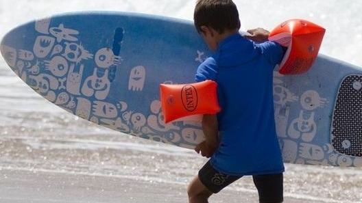Grandi onde, piccoli surfisti a Trinità Domani il Nesos King of Grommets