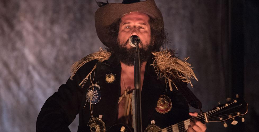 Capossela, “Polvere” di poesia nella notte di Cagliari 