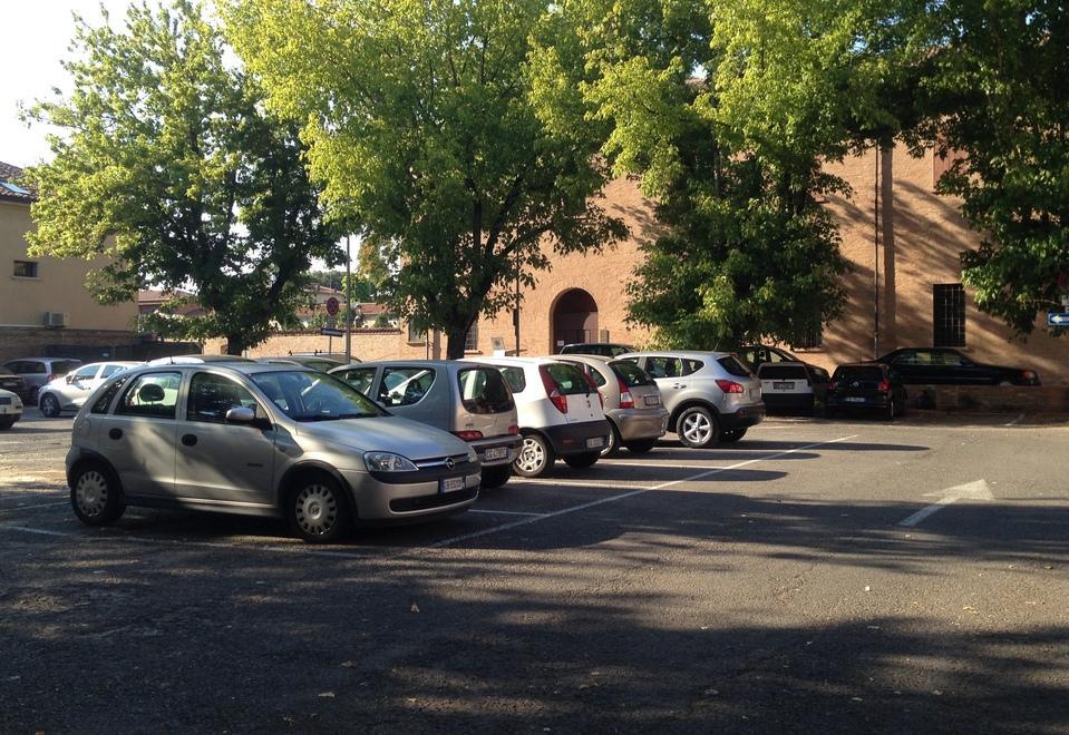 Parcheggi o area verde? I carpigiani si dividono 