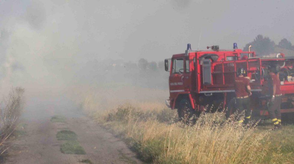 Vasto incendio nell’area naturale 