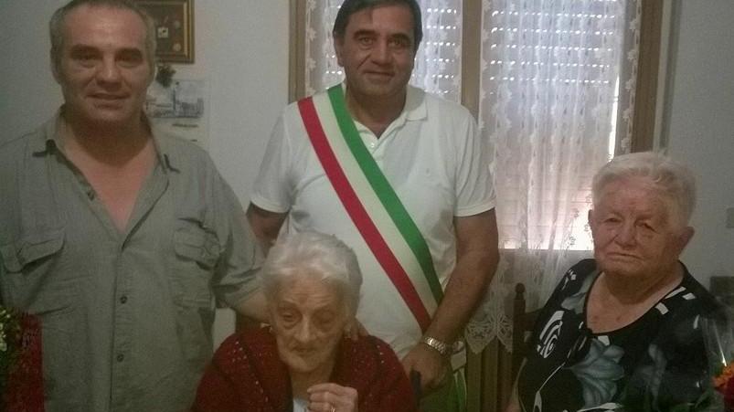Gualtieri, festa per i 100 anni di Olga