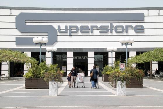 Ruba di nuovo all'Esselunga, arrestato