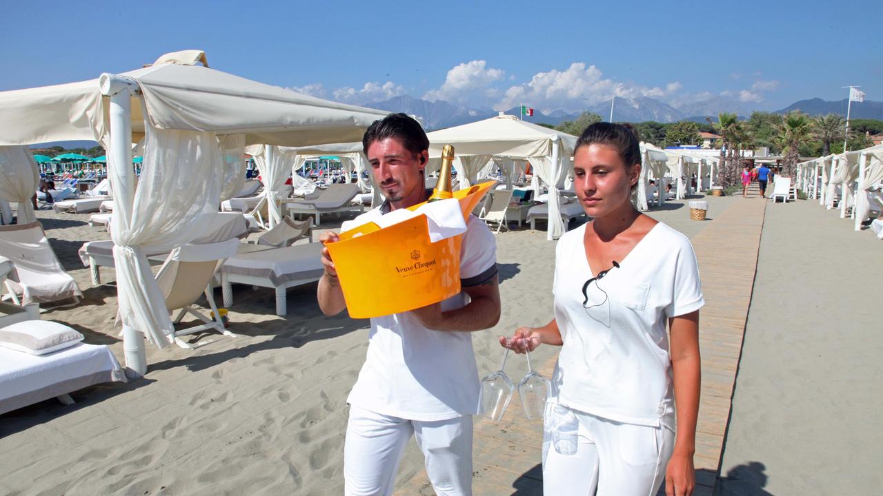 Personale in servizio al bagno Twiga di Marina di Pietrasanta