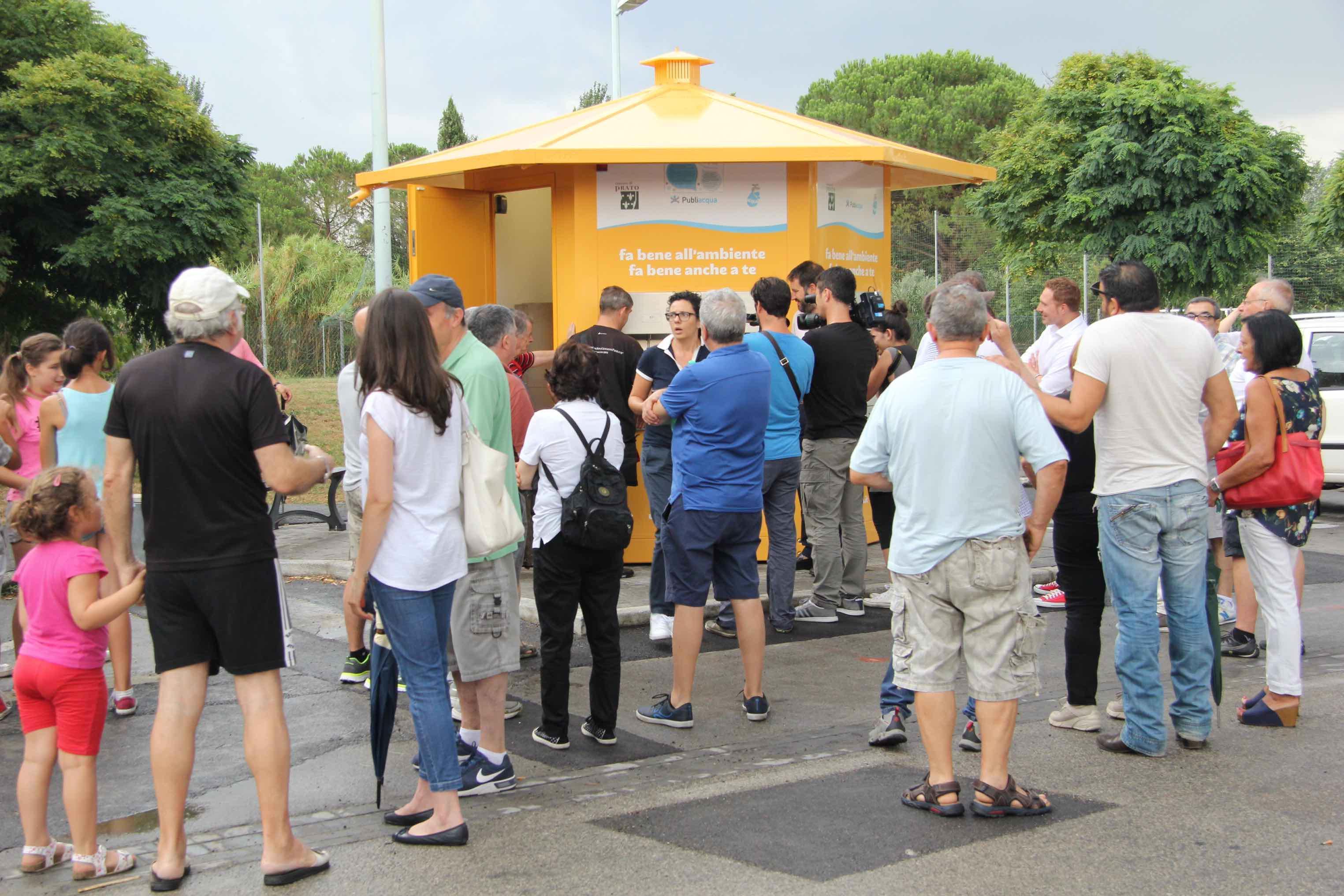 Tutti in fila pre prendere l'acqua al fontanello di via Soffici (foto Batavia)