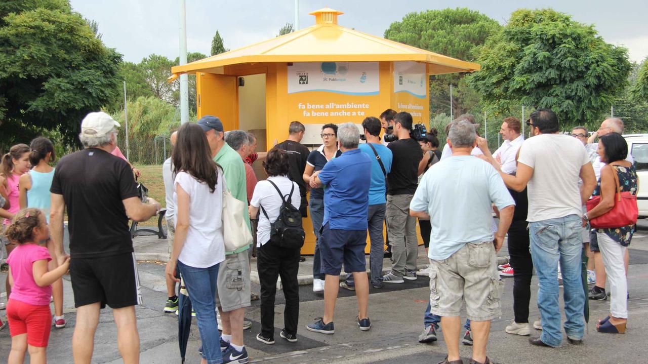 Tutti in fila pre prendere l'acqua al fontanello di via Soffici (foto Batavia)