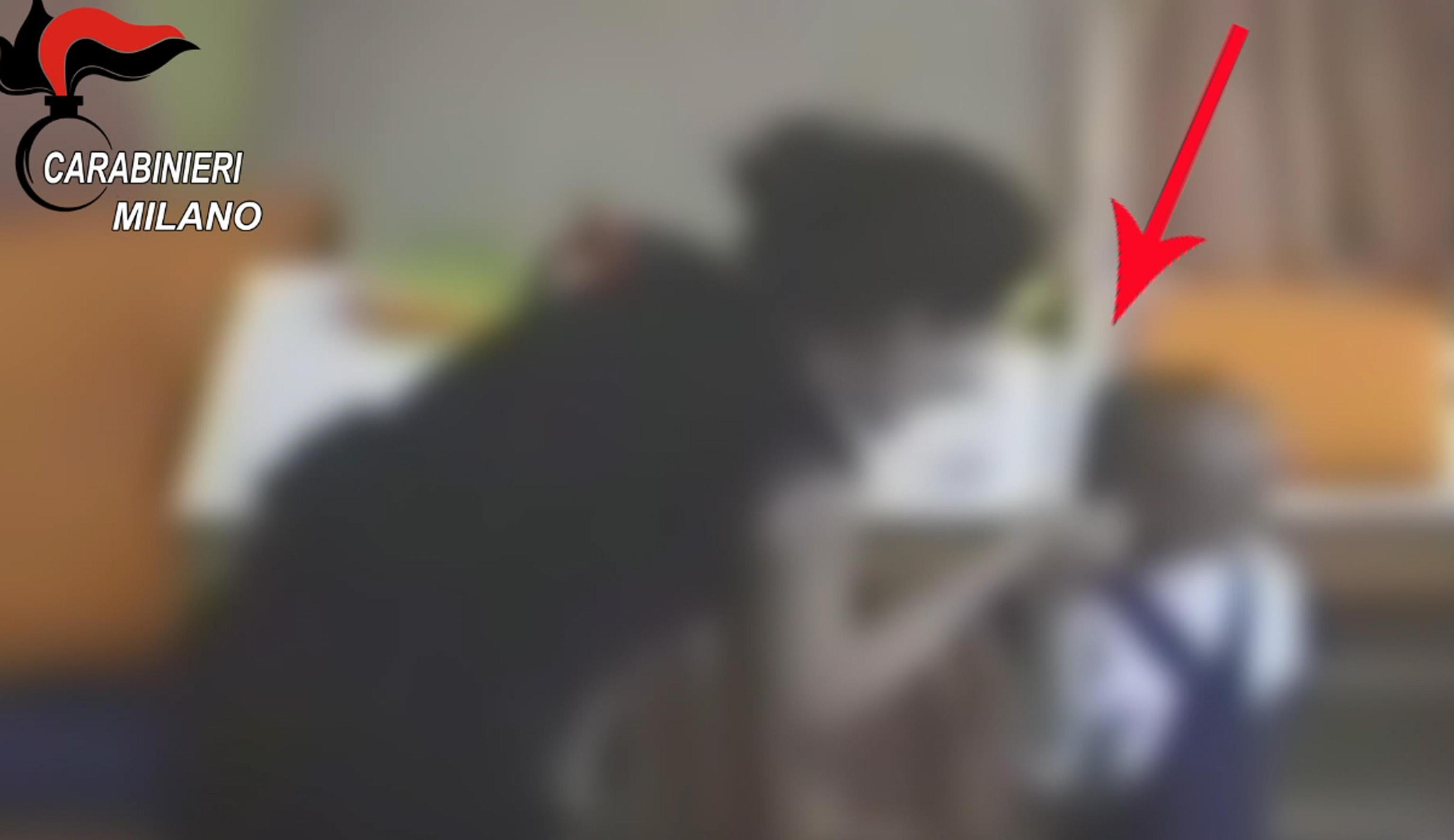 Le immagini filmate dai carabinieri nell'asilo lager a Milano