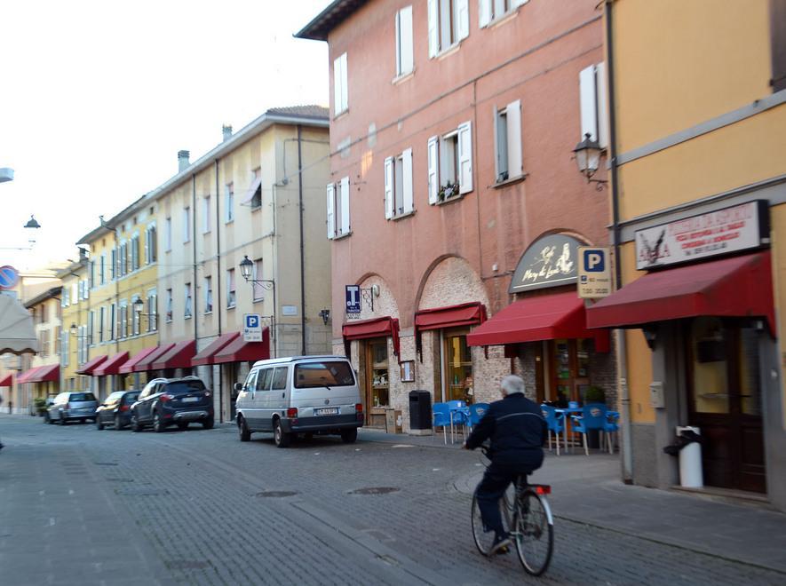«Io, minacciata di morte da mendicante a San Cesario» 