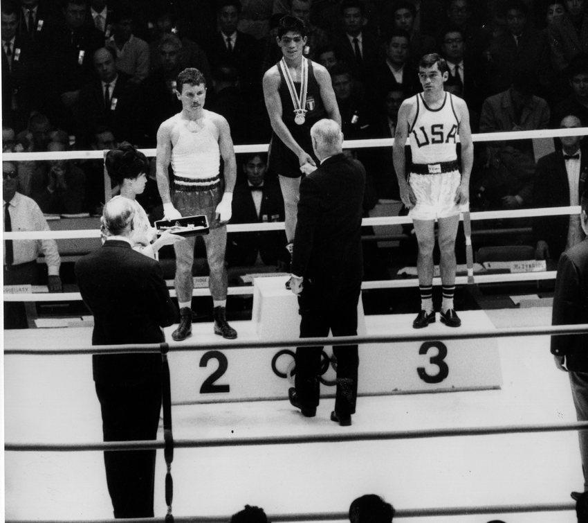 Il pugile Fernando Atzori sul gradino più alto del podio a Tokyo 1964