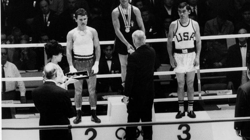Il pugile Fernando Atzori sul gradino più alto del podio a Tokyo 1964