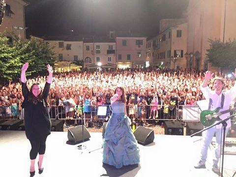 Cristina D'Avena sul palco a Marciana Marina (foto postata dall'artista sul suo profilo Fb)