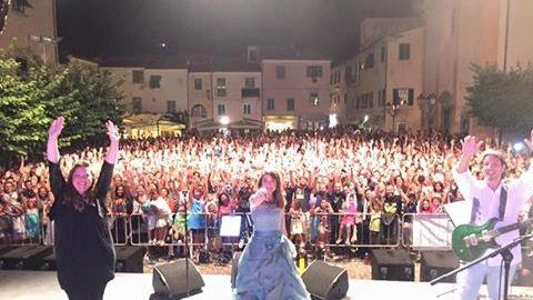 Cristina D'Avena sul palco a Marciana Marina (foto postata dall'artista sul suo profilo Fb)