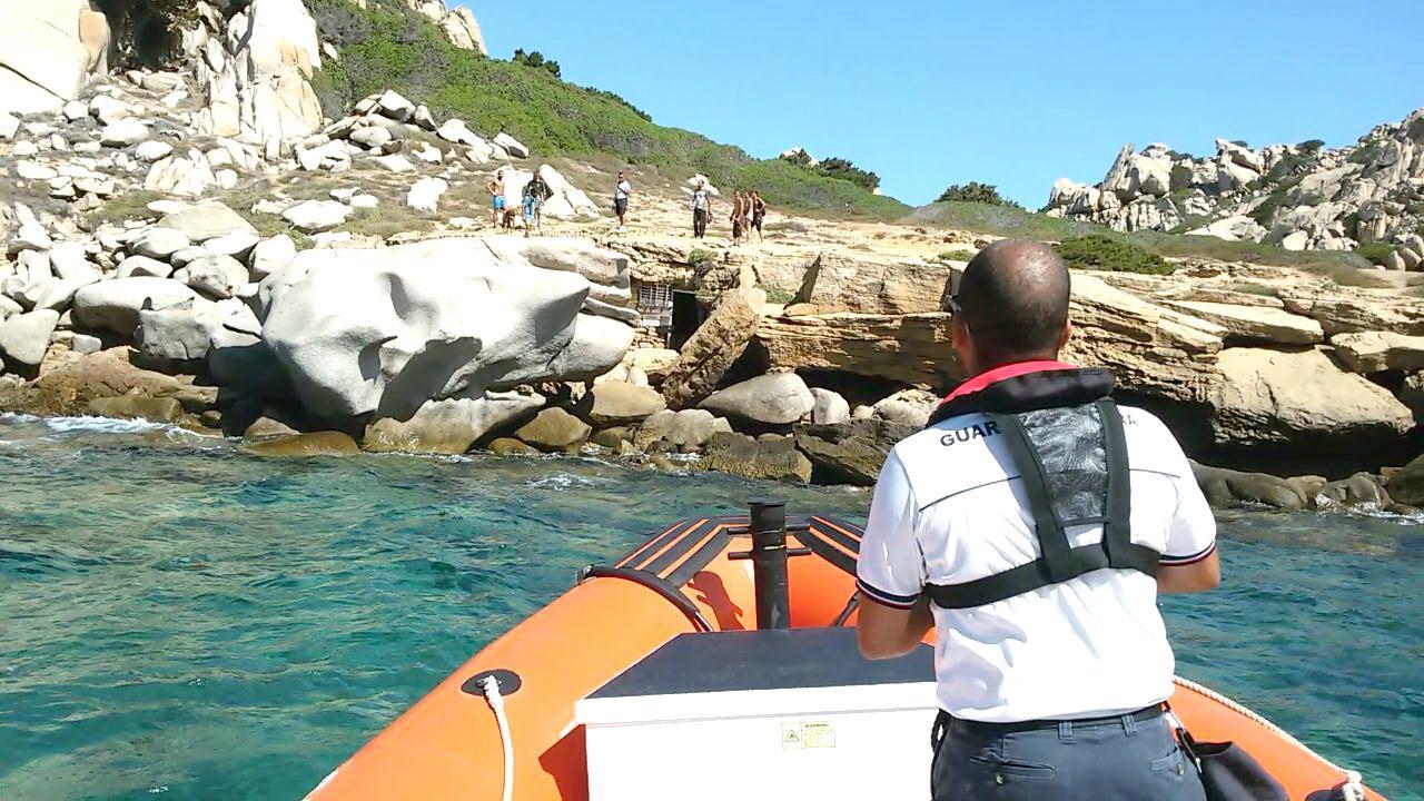 Santa Teresa, turisti aggrediti in spiaggia da due cani