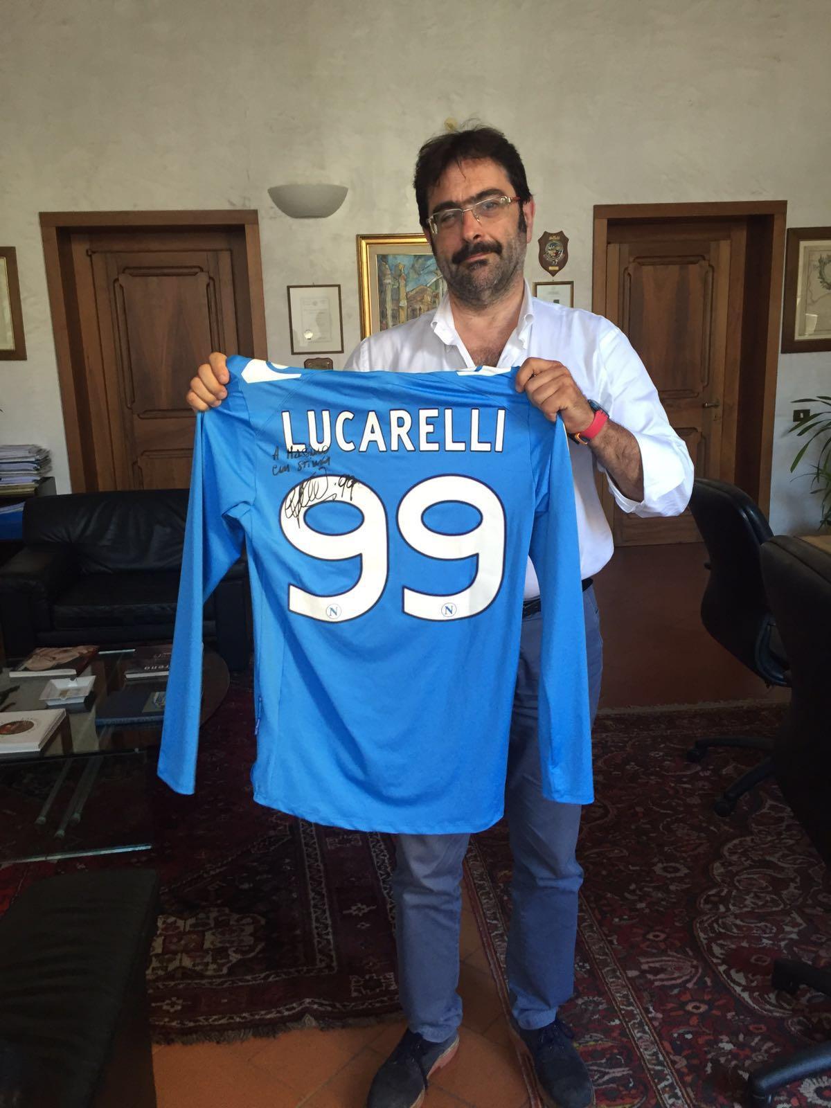 Massimo Provinciali con la maglia del Napoli autografata di Cristiano Lucarelli
