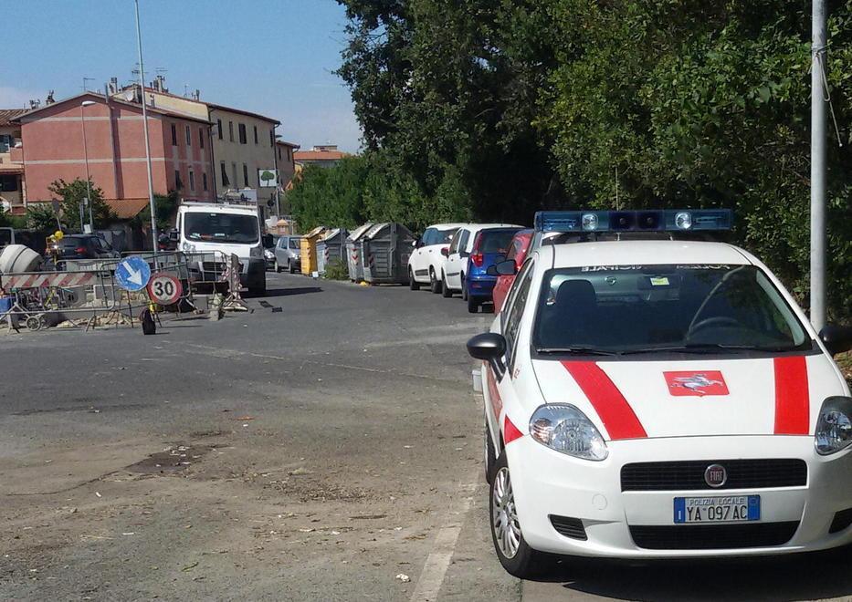 Sgomberato il verduraio abusivo della rotonda di Salviano