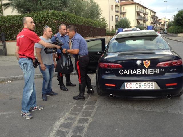 I carabinieri col cassiere del Penny e gli addetti alla sicurezza (foto Batavia)