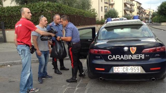 I carabinieri col cassiere del Penny e gli addetti alla sicurezza (foto Batavia)
