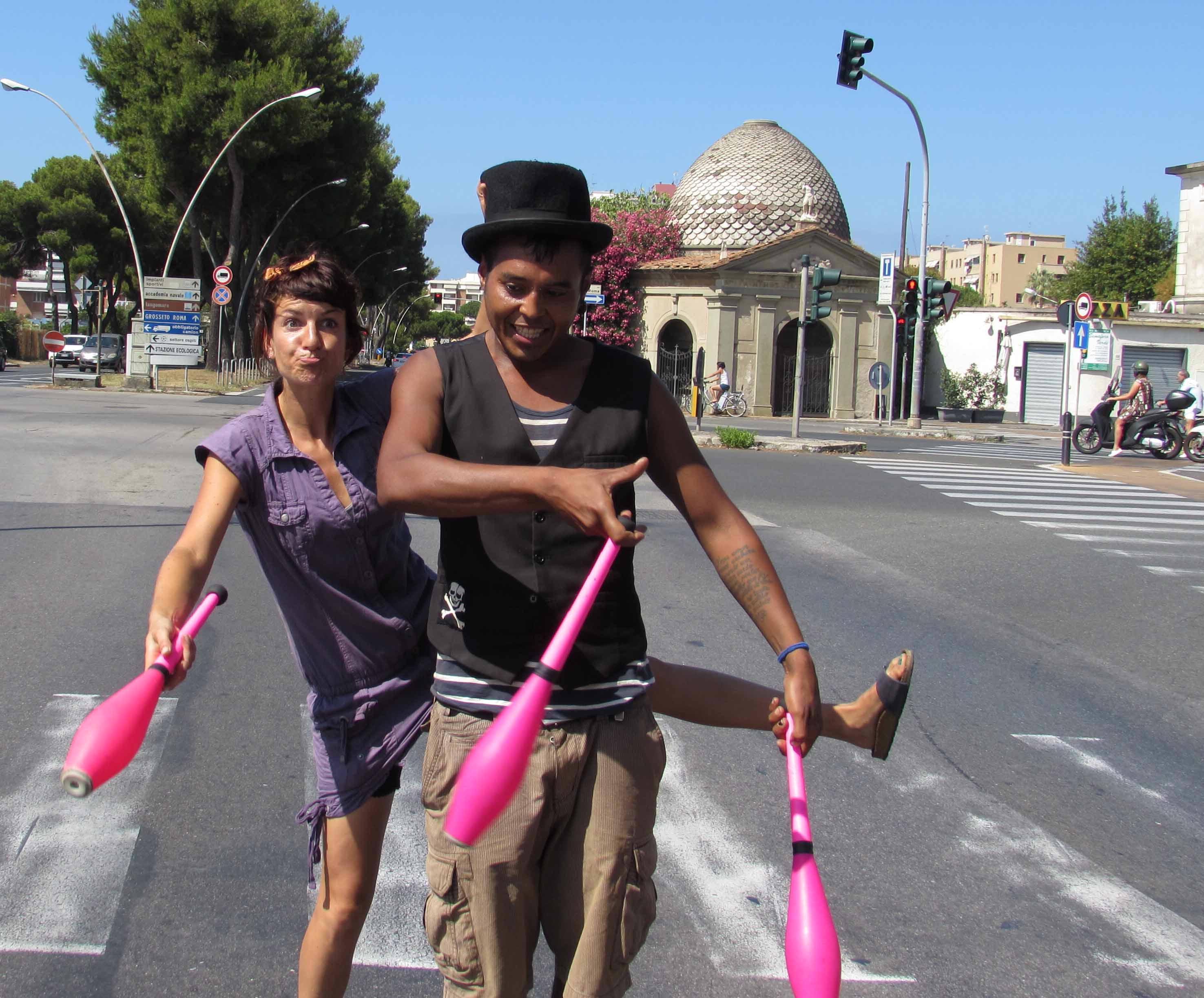 Mantequilla e Cicinho in azione al semaforo del viale Boccaccio (Marzi/Pentafoto)