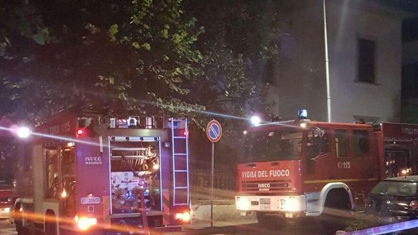 Soffitta in fiamme, appartamento evacuato