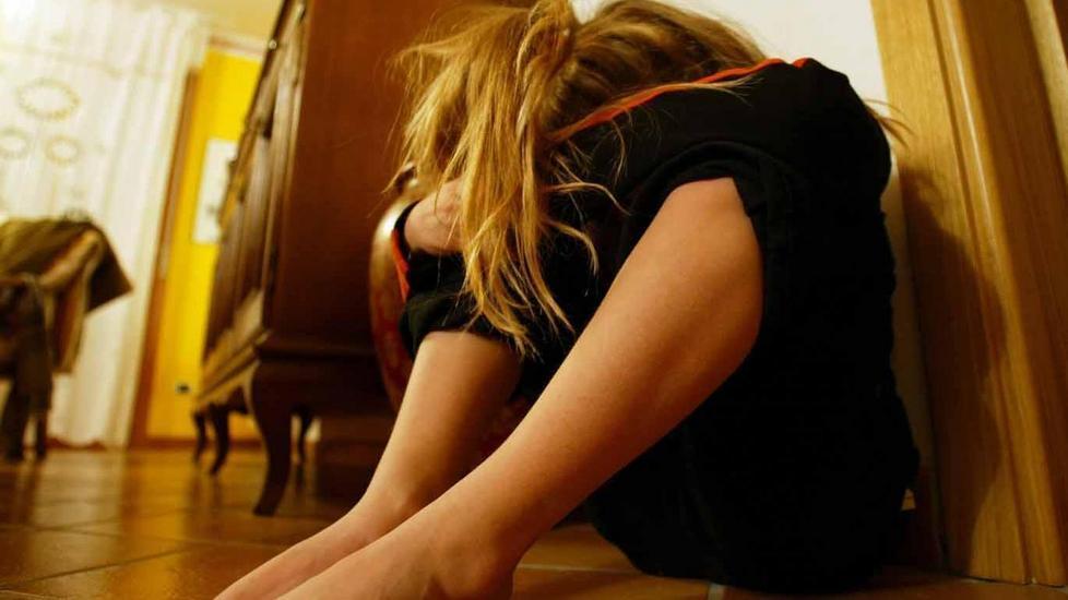 Inneggia all’Isis mentre picchia la moglie 