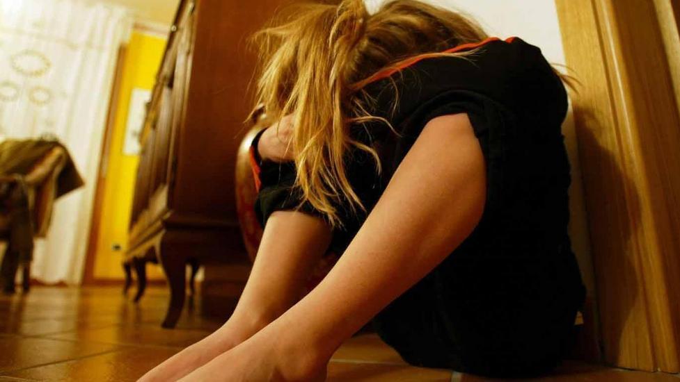Inneggia all’Isis mentre picchia la moglie