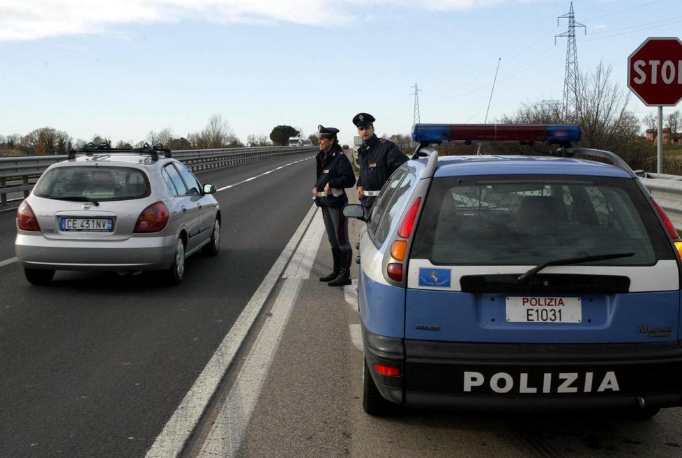 Passeggia in Fi-Pi-Li, soccorso dalla polizia e poi arrestato