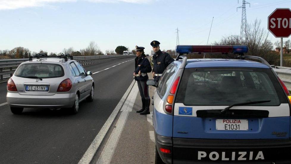 Passeggia in Fi-Pi-Li, soccorso dalla polizia e poi arrestato